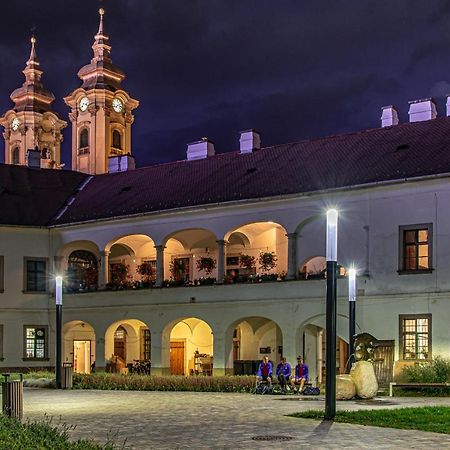 Foter Apartman Eger Buitenkant foto