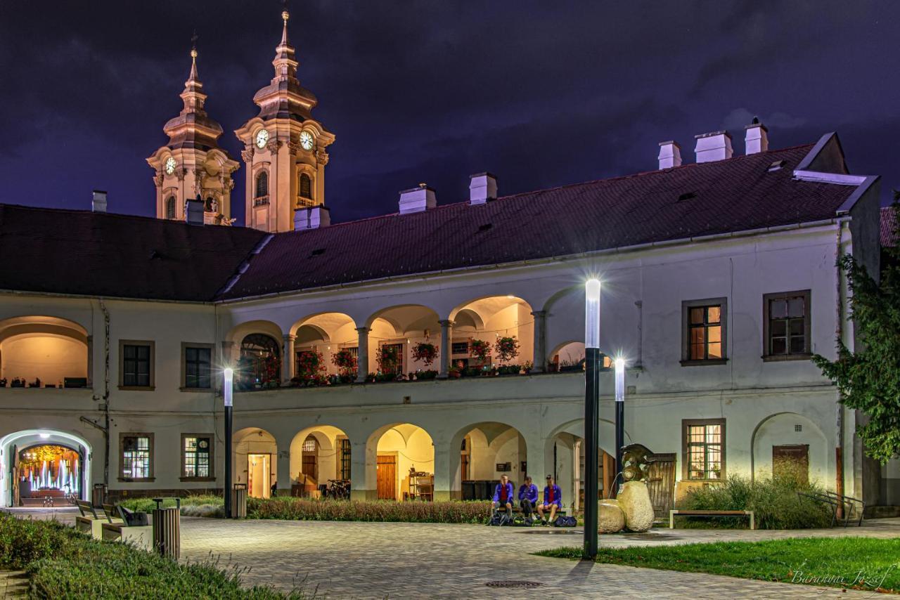 Foter Apartman Eger Buitenkant foto