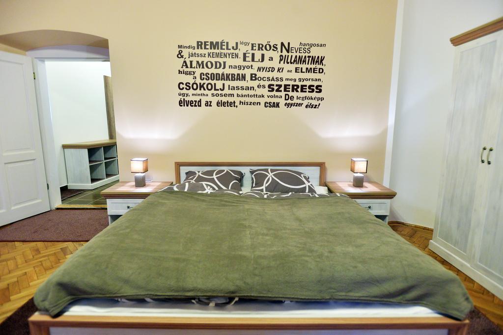 Foter Apartman Eger Buitenkant foto
