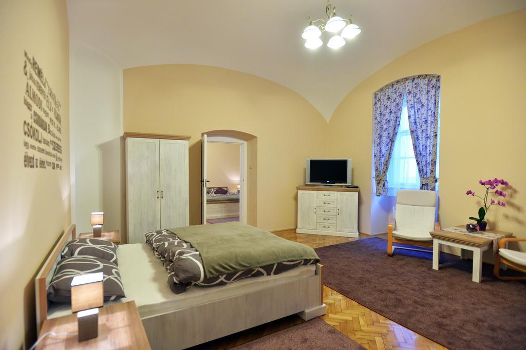 Foter Apartman Eger Buitenkant foto