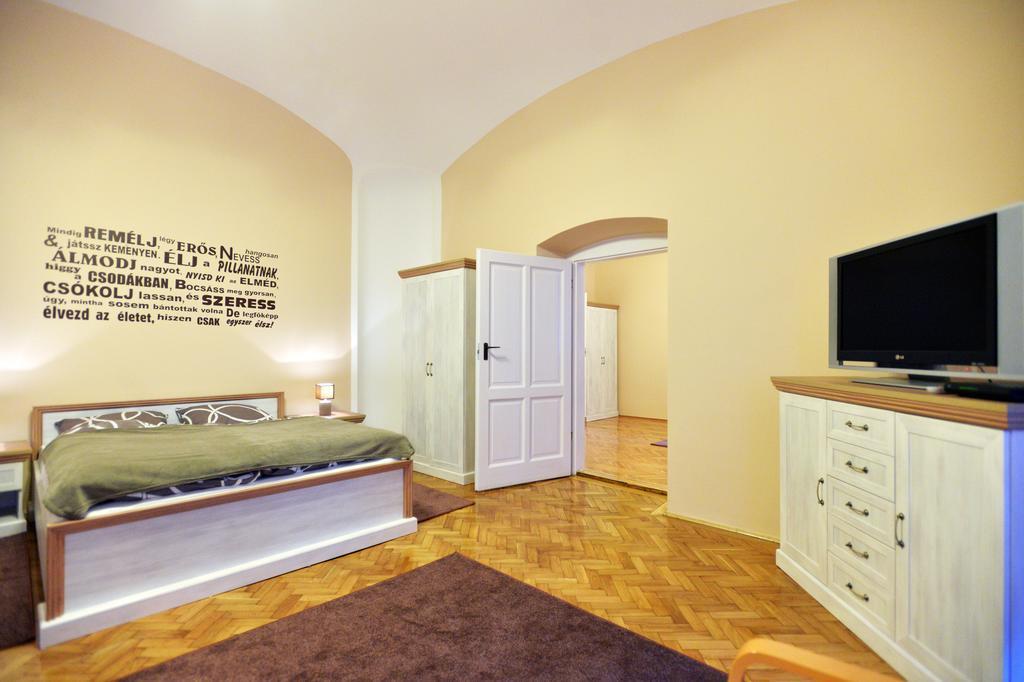 Foter Apartman Eger Buitenkant foto