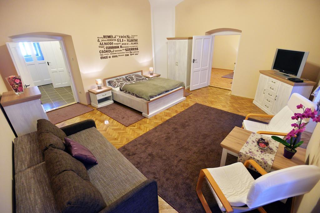 Foter Apartman Eger Buitenkant foto