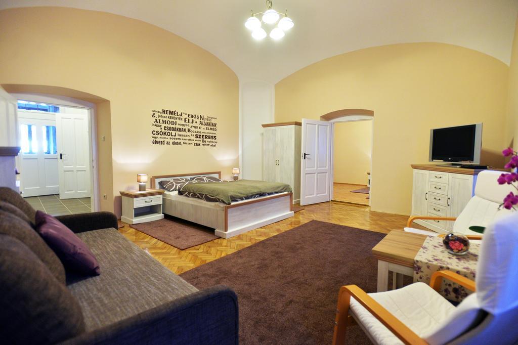 Foter Apartman Eger Buitenkant foto